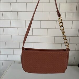 MW Woman’s Contemporary Shoulder Bag with Gold Chain and Zipper closure